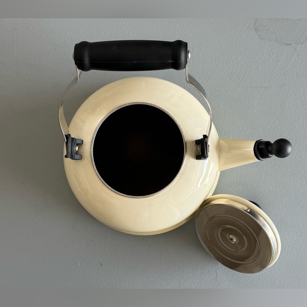 Le Creuset Enamel on Steel Classic Tea Kettle with Stay-Cool Folding Handle. OS - Picture 2 of 9